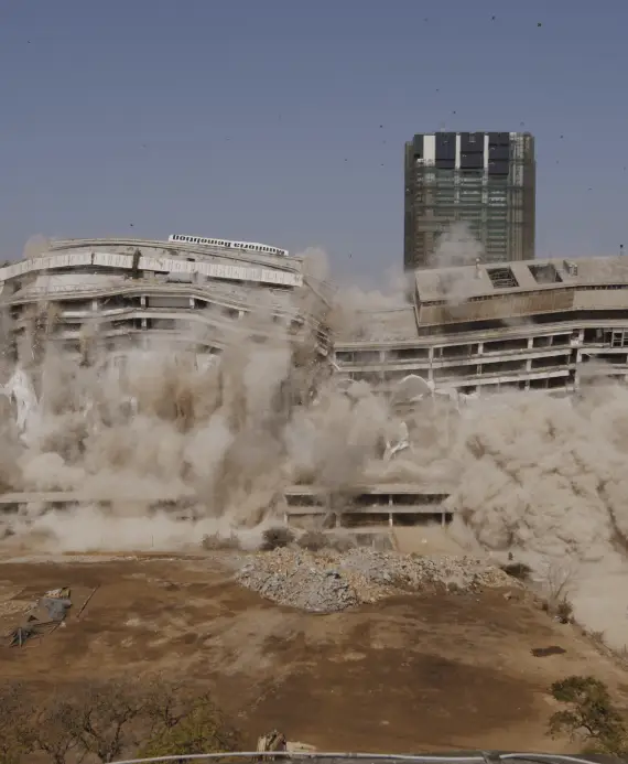The Munitoria building being demolished